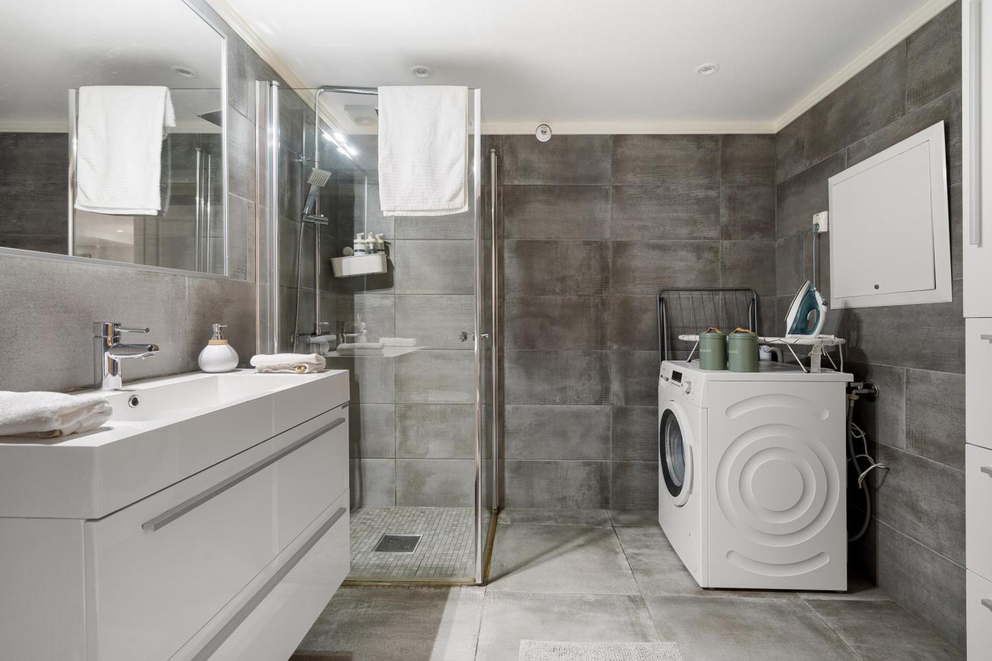 Solsiden Modern Stay: King Beds, Private Entry Trondheim Exterior photo
