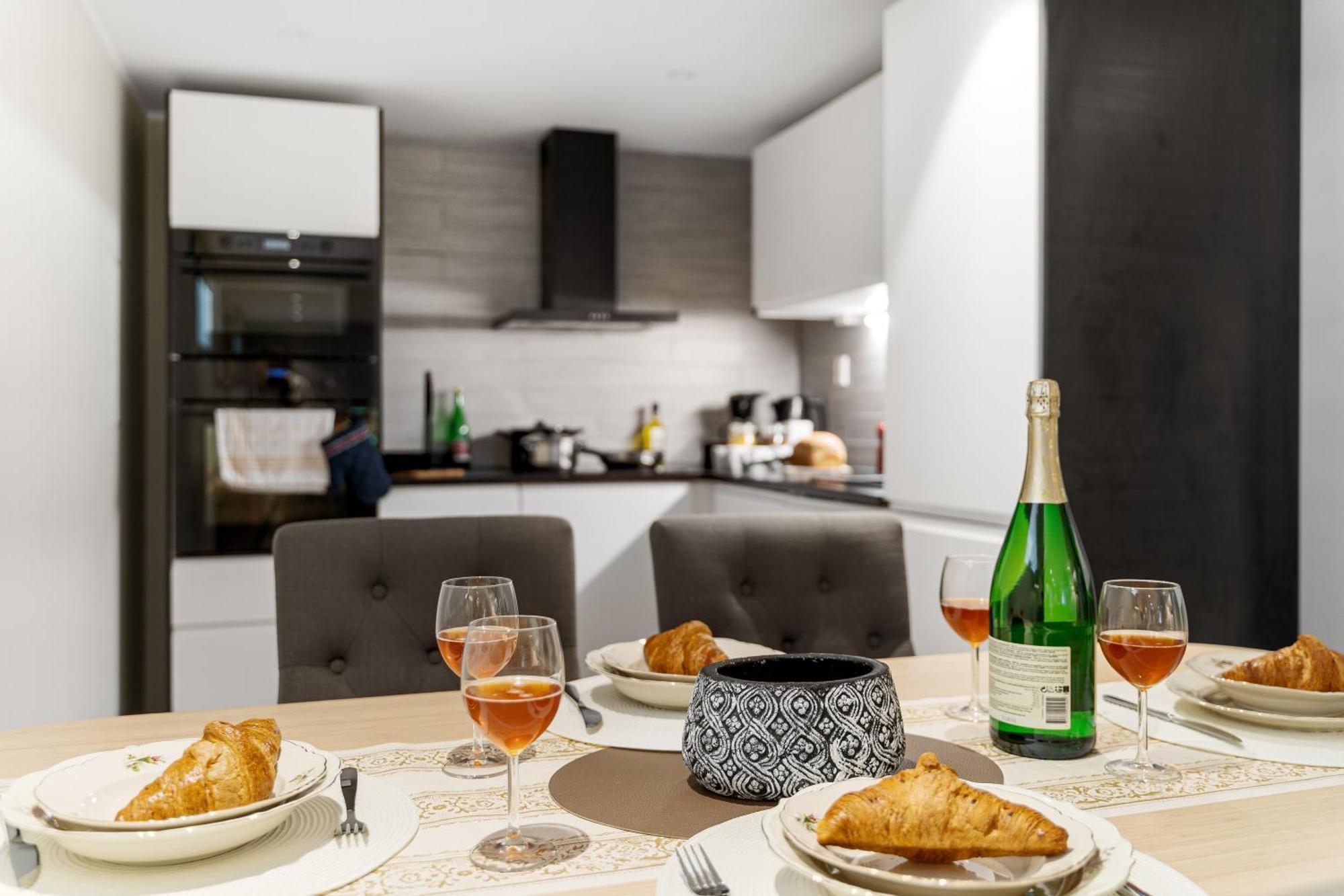 Solsiden Modern Stay: King Beds, Private Entry Trondheim Exterior photo